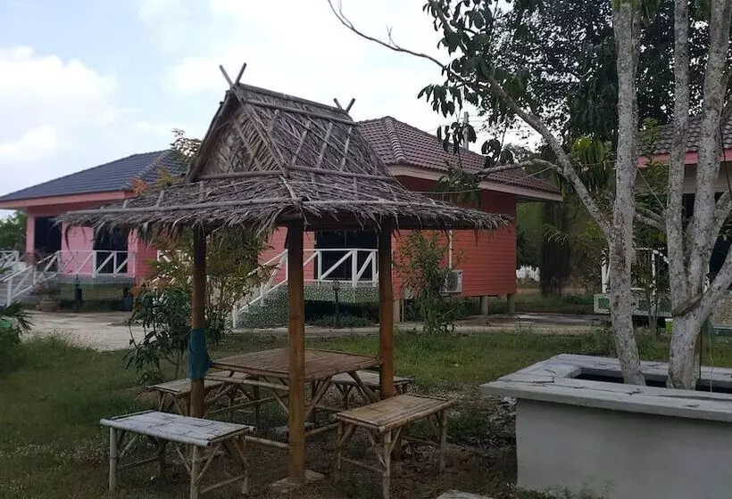 ホテル Baanpoonana