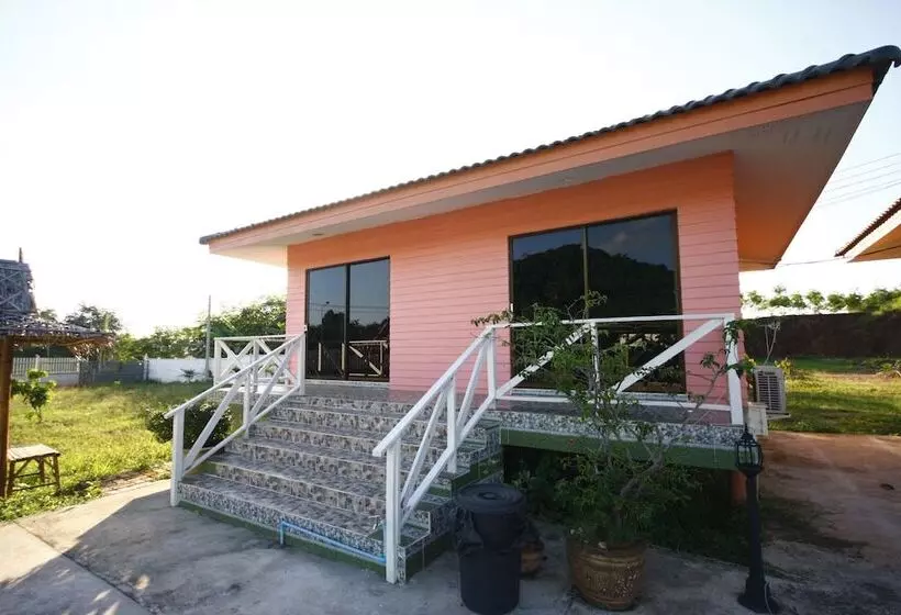 ホテル Baanpoonana