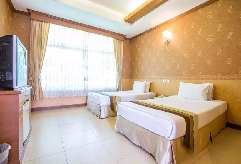 ホテル Juntra Resort And