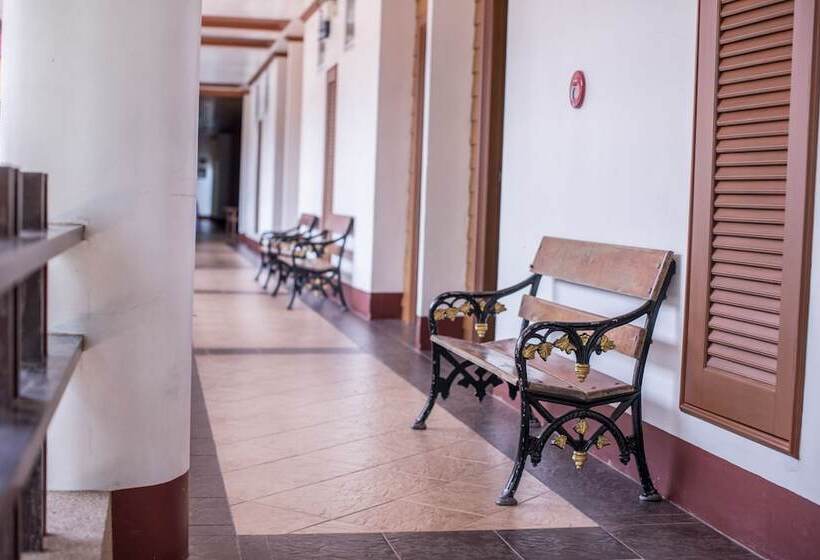 호텔 Juntra Resort And