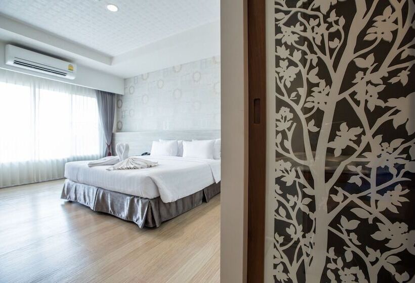 호텔 Juntra Resort And