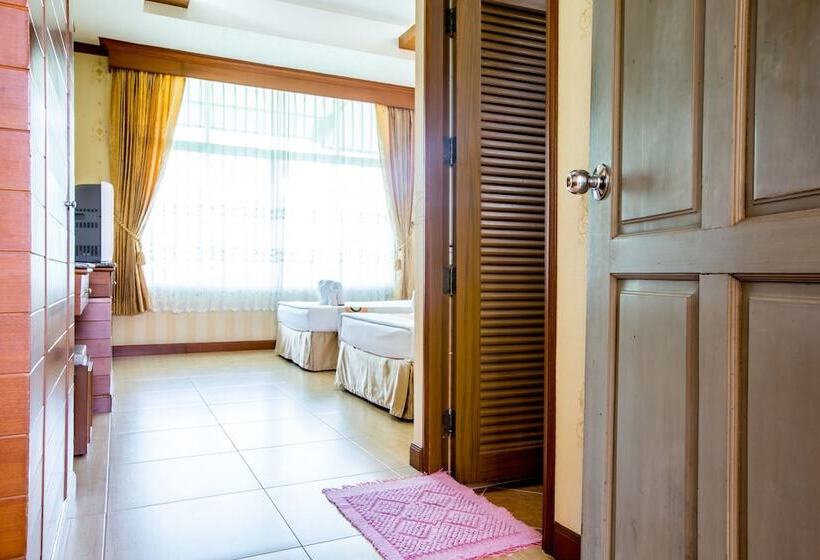 호텔 Juntra Resort And