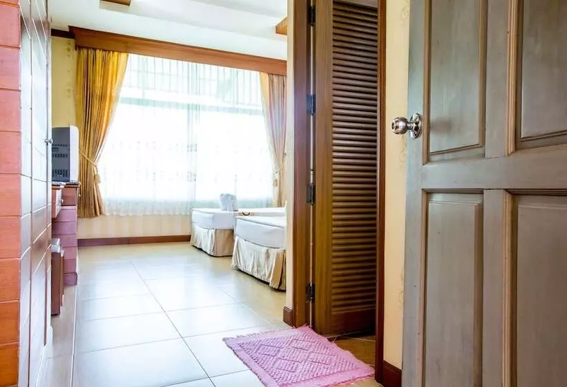 ホテル Juntra Resort And