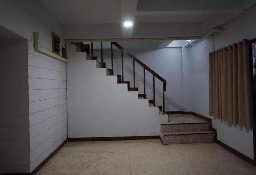 ホテル Parichart Place