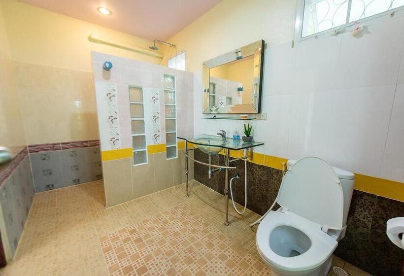 Hotel Poomvarin Resort