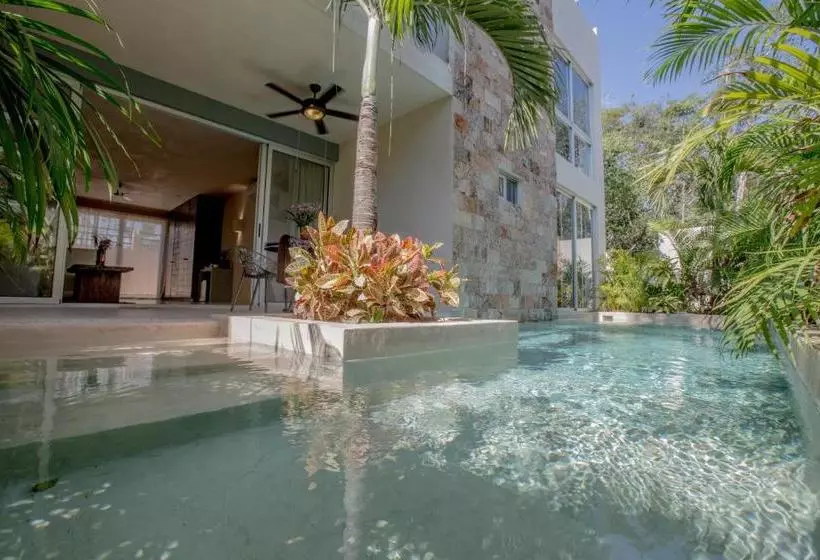 Hotelli Alma De Flores Private Pools Suites