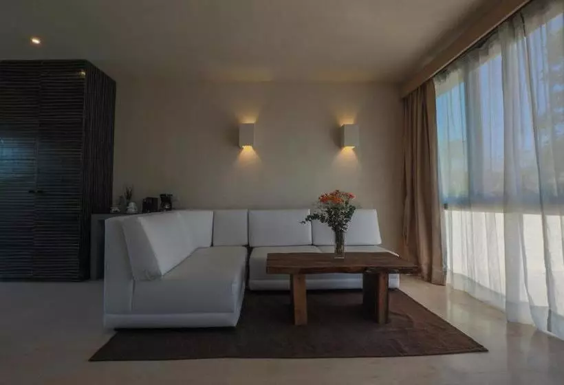Hotelli Alma De Flores Private Pools Suites