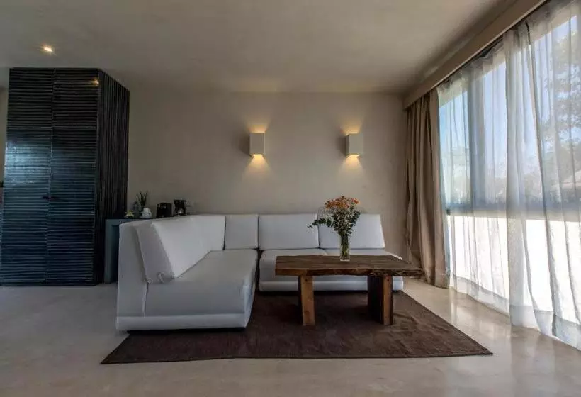 Hotelli Alma De Flores Private Pools Suites