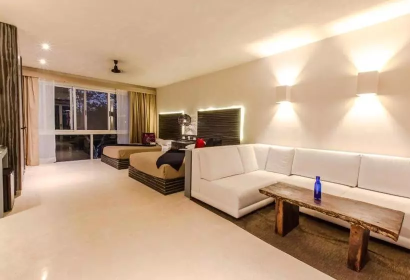 Hotelli Alma De Flores Private Pools Suites