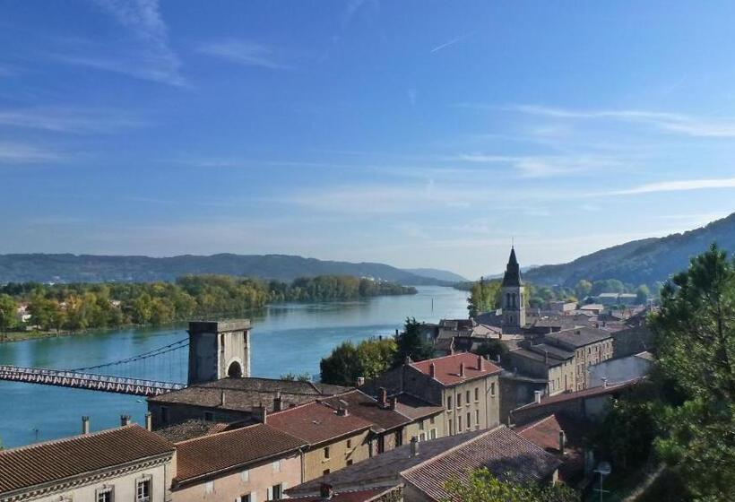 פנסיון Villa Rhôna