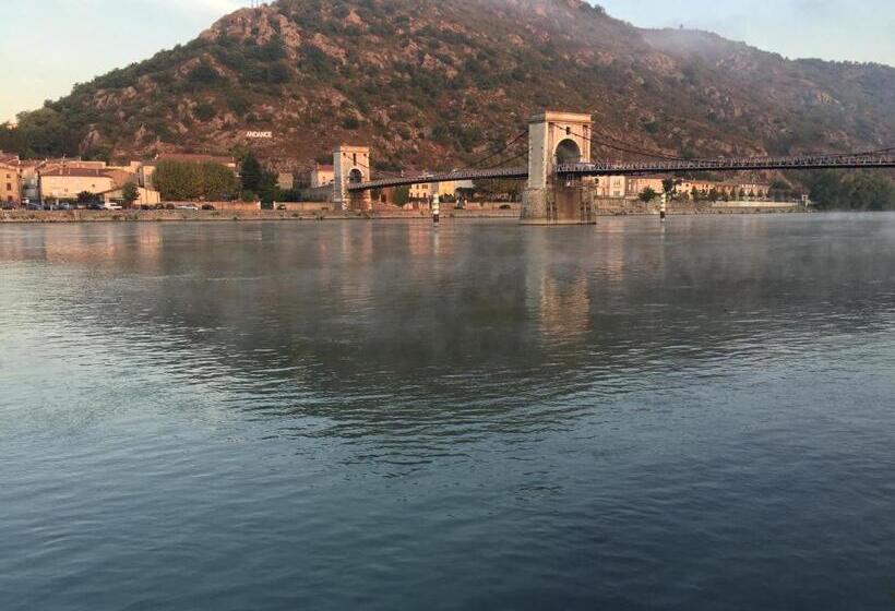 פנסיון Villa Rhôna