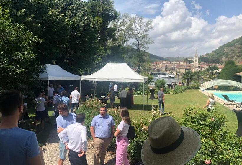 פנסיון Villa Rhôna