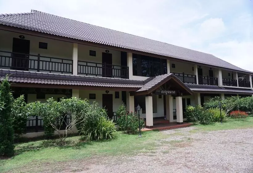 Hotelli Rai Juthamas Resort