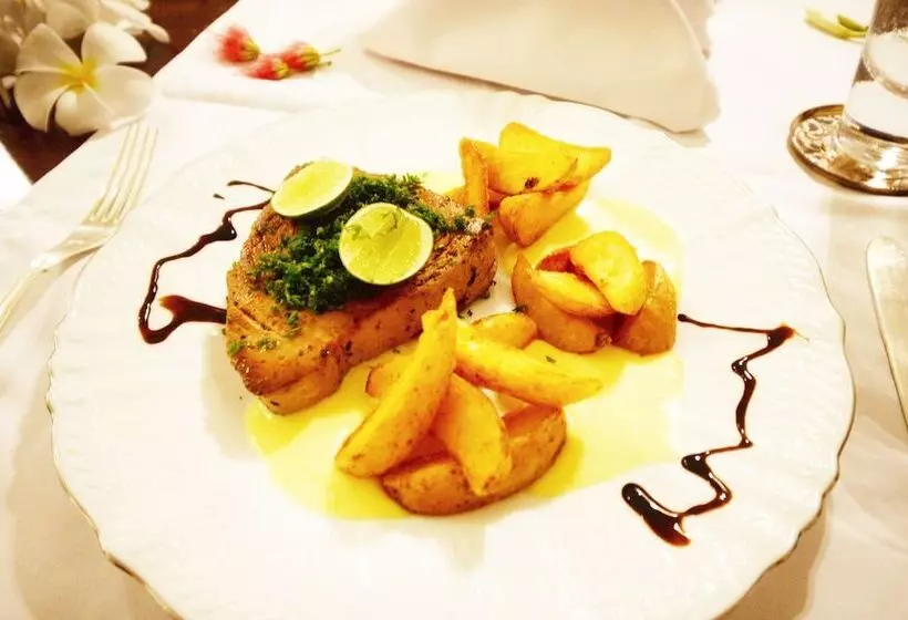 Hotelli The Flame Tree Estate &