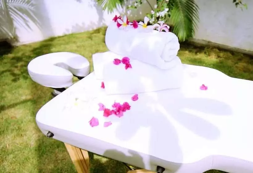 Hotelli The Flame Tree Estate &