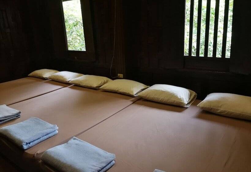 پانسیون Kumkhumsriwangchai Amphawa