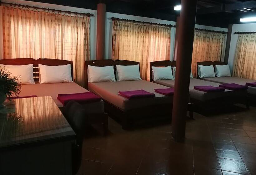 پانسیون Kumkhumsriwangchai Amphawa