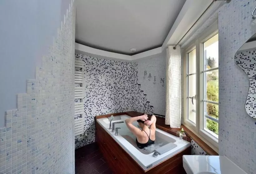 Aamiaismajoitus (B&B) Chambres D Hôtes Villa De Vienneenarthies