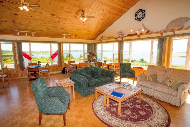 Отель Brier Island Lodge