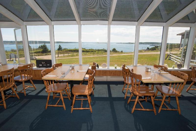 Отель Brier Island Lodge