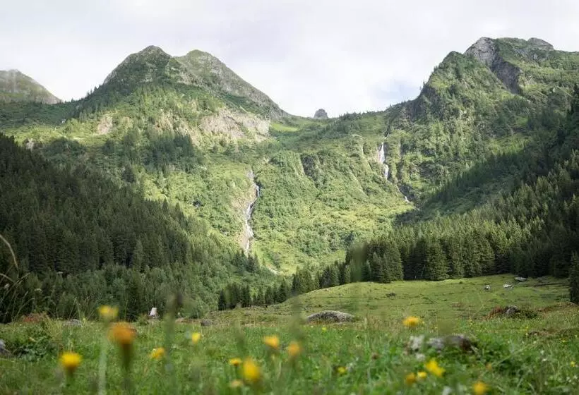 Hotelli Albergo Miramonti