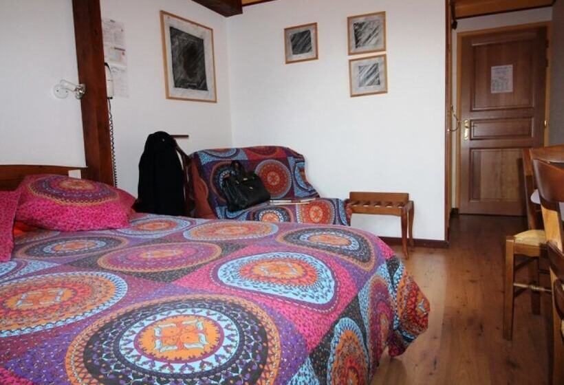 Отель Hôtel Le Val Des Sources