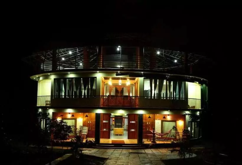 Hotelli Jungle Edge Resort