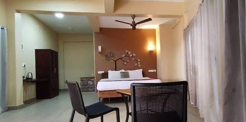 Hotelli Jungle Edge Resort