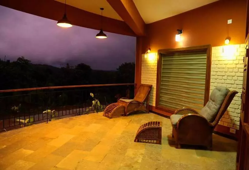 Hotelli Jungle Edge Resort