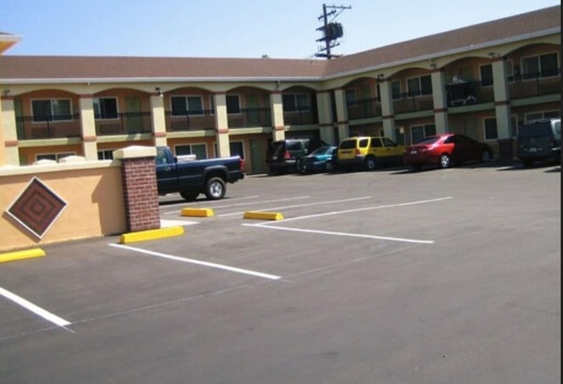 Отель Americas Deluxe Inn Marysville