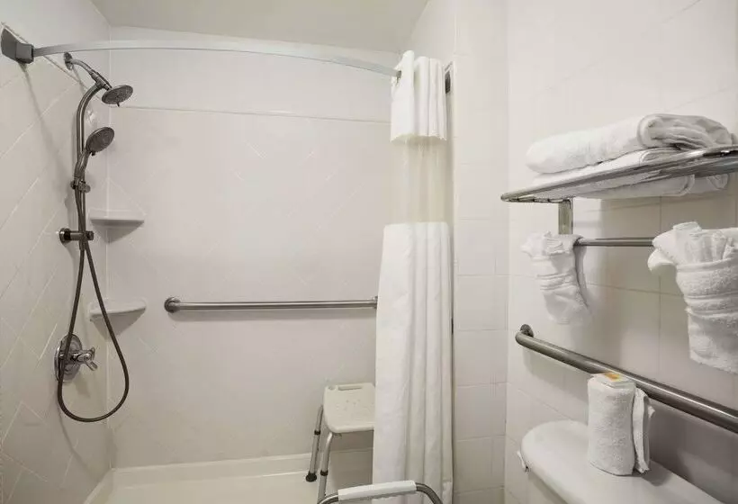 هتل Days Inn By Wyndham Philadelphia Convention Center