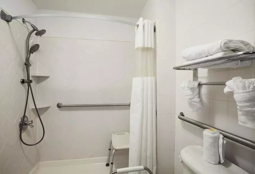 هتل Days Inn By Wyndham Philadelphia Convention Center