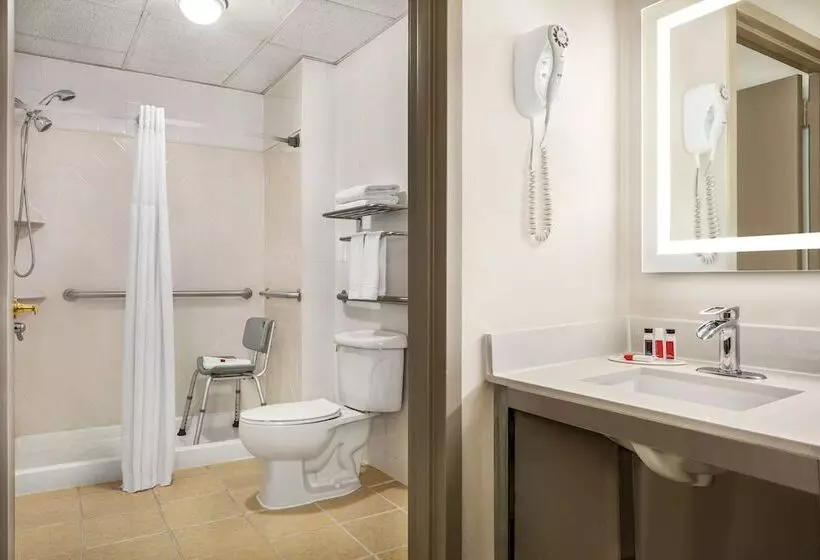 هتل Days Inn By Wyndham Philadelphia Convention Center