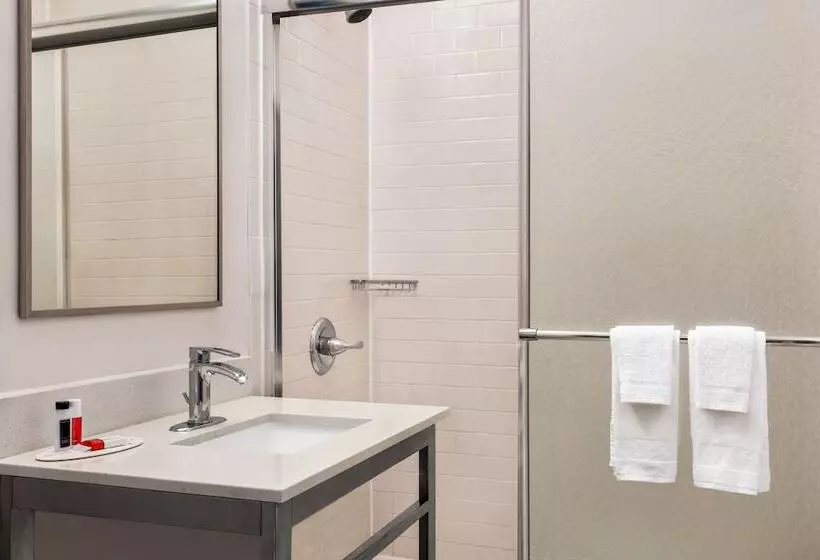 هتل Days Inn By Wyndham Philadelphia Convention Center