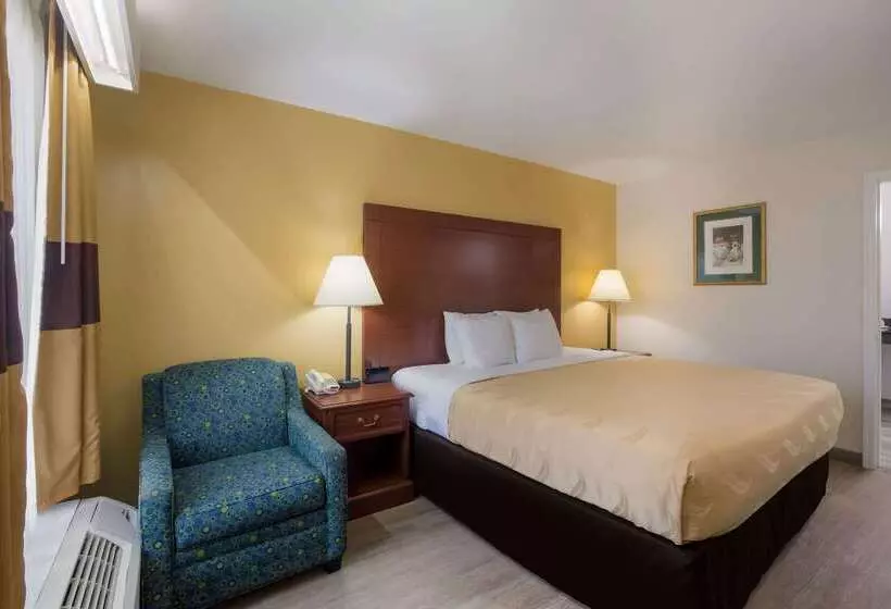 Отель Quality Inn & Suites Near Lake Oconee