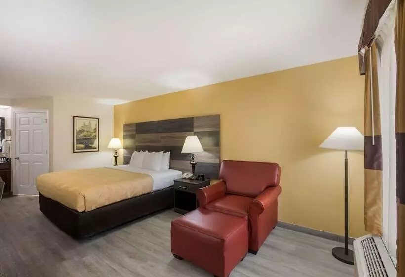 Отель Quality Inn & Suites Near Lake Oconee