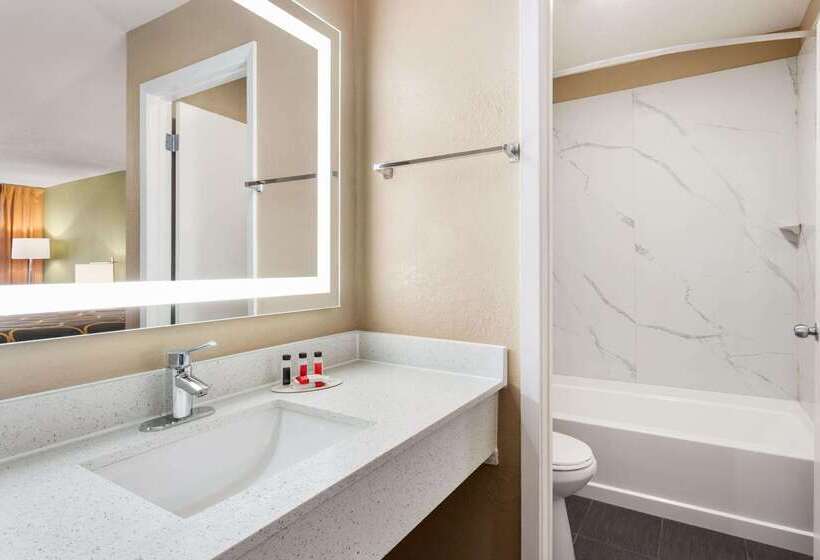 فندق Super 8 By Wyndham Brookhaven