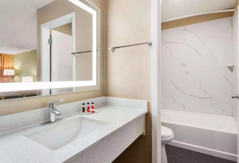 Отель Super 8 By Wyndham Brookhaven