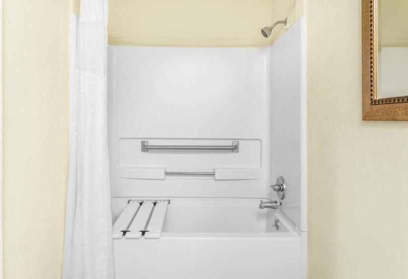 فندق Super 8 By Wyndham Brookhaven