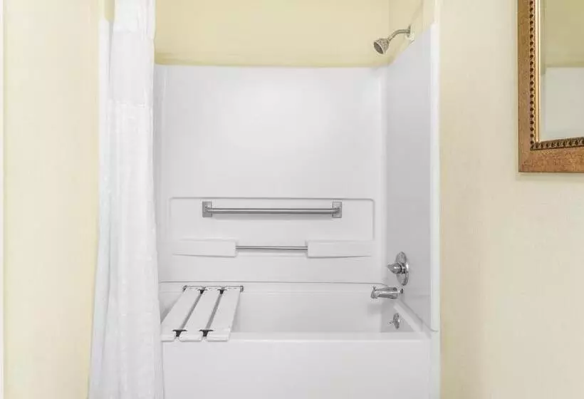 Отель Super 8 By Wyndham Brookhaven