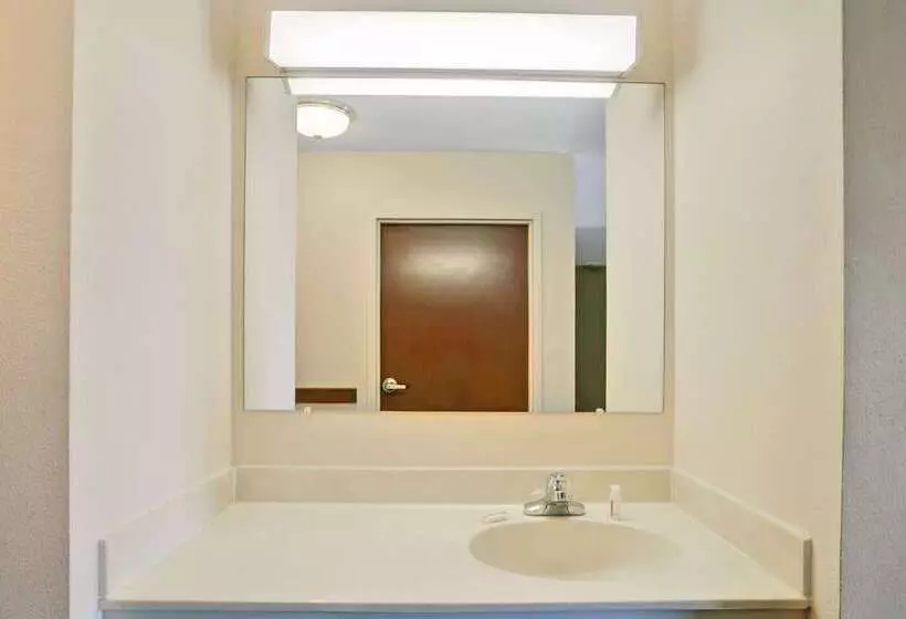 هتل Super 8 By Wyndham Louisville/expo Center