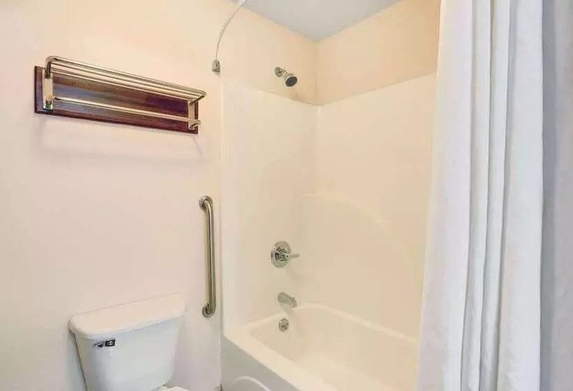 هتل Super 8 By Wyndham Louisville/expo Center