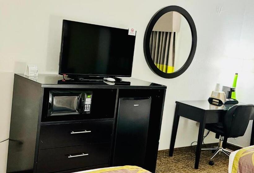 فندق على الطريق Forest City Inn