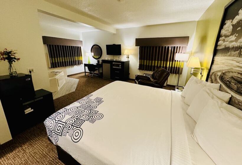 فندق على الطريق Forest City Inn