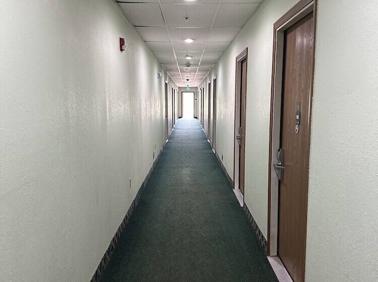 فندق على الطريق Highland Inn Peculiar