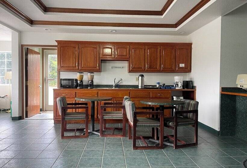 فندق على الطريق Highland Inn Peculiar