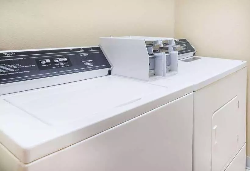 مُتل Super 8 By Wyndham Jamestown