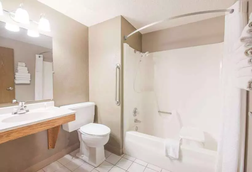 مُتل Super 8 By Wyndham Jamestown