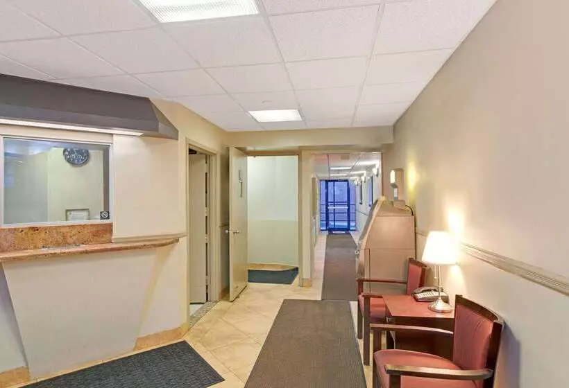 모텔 Super 8 By Wyndham Long Island City Lga