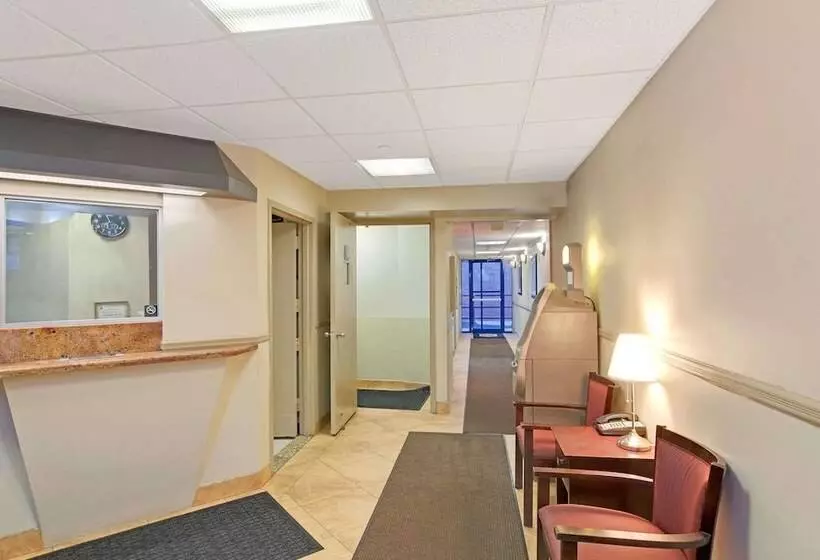 모텔 Super 8 By Wyndham Long Island City Lga